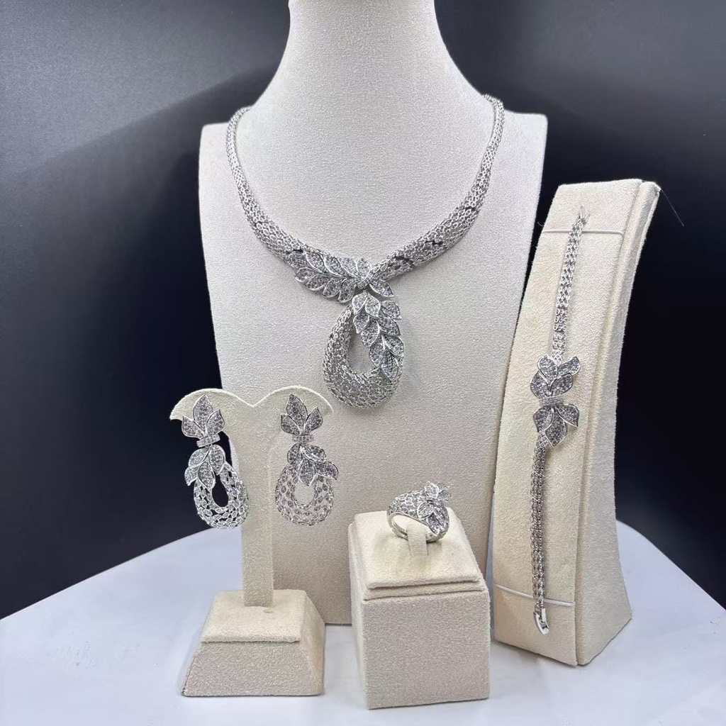 [MIMMS-20250701-0161] Diamond Halo Pendant